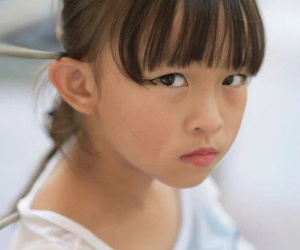 Bị bác gái trên xe buýt mỉa mai vì không đứng dậy nhường chỗ, cô bé lớp 7 thản nhiên nói 1 câu khiến đối phương 'cứng họng'