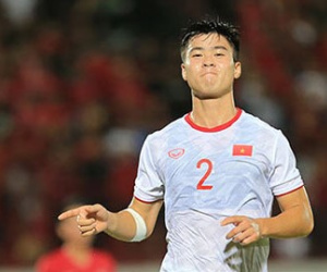 Duy Mạnh chơi 3 trận nhận 1 thẻ đỏ, 2 quả penalty và bài học xương máu