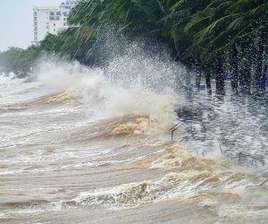 Sóng biển dữ dội ở Thanh Hóa trước khi áp thấp đổ bộ