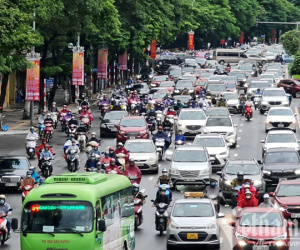 Đường phố Hà Nội nơi đông đúc, nơi thoáng đãng ngày đầu 'bình thường mới'