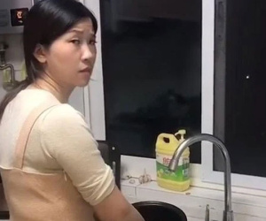 Con trai bảo mẹ mai đi họp phụ huynh, mẹ đang gật gù thì phát hiện 1 chi tiết lạ, giận tím người nhưng vẫn phải nể sự tinh quái của con