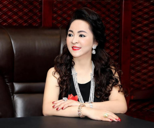 Quản lý bà Phương Hằng đăng status ẩn ý 'hai trùm cuối' của drama từ thiện, trong đó xuất hiện các thông tin được cho là đạo diễn Khương Dừa?