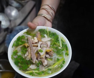 Từ sáng sớm, người dân Hà Nội phấn khởi rủ nhau đi ăn phở tại cửa hàng, 'nhâm nhi' chút lạnh cuối Thu