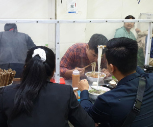 Nhiều quán phở quá tải trong ngày đầu tiên được ăn tại chỗ