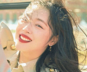 Tròn 2 năm ngày mất, nghẹn ngào nhìn lại bộ ảnh cuối của Sulli: Thì ra showbiz từng có 'đóa hoa lê tuyết' đẹp lay động lòng người đến thế!