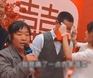 Kết hôn 'không xe, không nhà, chỉ có sính lễ', nhưng phát biểu của mẹ chồng khiến chú rể bật khóc, cô dâu bên cạnh lau nước mắt cho chồng