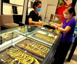 Vàng trong nước giảm, giá thế giới lên đỉnh trong 4 tuần