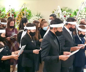 Còn nỗi đau nào đau hơn với Việt Hương: Xong tang sự Phi Nhung lại chịu tang mẹ nuôi tại Mỹ đúng ngày sinh nhật