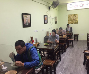 Quán ăn, cà phê ở Hà Nội đắt khách khi chuyển trạng thái phục vụ