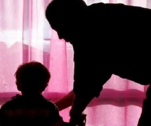 Con trai nằm viện được bệnh nhân lớn tuổi dắt đi vệ sinh hộ, bố mẹ khóc ngất khi biết hành động sau lời hứa mua mì cho đứa trẻ của gã