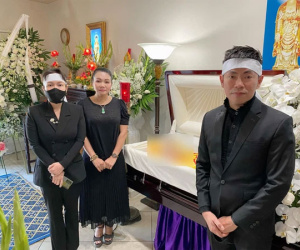Tang lễ mẹ nuôi NS Việt Hương ở Mỹ: Nữ danh hài túc trực bên Hoài Tâm, vợ cố NS Chí Tài và dàn nghệ sĩ đến chia buồn!