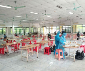 2 vợ chồng nhiễm Covid-19 sau ngày họp phụ huynh: Thêm 5 công nhân liên hoan cùng người chồng dương tính