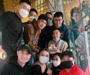 NS Công Lý lần đầu lộ diện sau 3 tháng tai nạn phải nhập viện, hạnh phúc rõ khi được dàn diễn viên đến thăm mừng sinh nhật