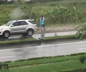 Cãi vã giữa trời mưa gió, cô gái bỗng ngất xỉu nhưng cái kết mới khiến dân tình 'ngã ngửa'