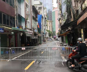 Hà Nội: Chốt chặn 2 đầu phố Đình Ngang sau khi ghi nhận ca test nhanh dương tính SARS-CoV-2 đi lại nhiều nơi