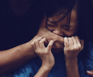 Con gái mách chuyện bị bố ép uống thuốc ho, người mẹ chất vấn mới bàng hoàng biết chuyện động trời xảy ra trong nhà suốt 2 năm qua