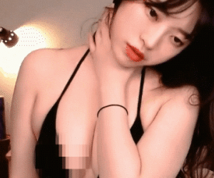 Lên sóng dạy fan cách massage vùng cổ, nữ streamer bỗng hút cả chục nghìn fan, tất cả chỉ vì chi tiết 'hớ hênh' khó đỡ