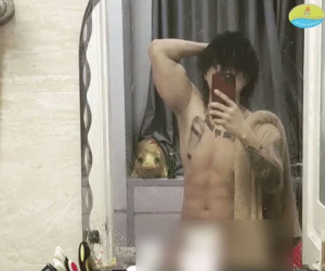Một nam nghệ sĩ gây sốc khi chụp ảnh nude 100% trước gương, chỉ che chắn độc vùng nhạy cảm