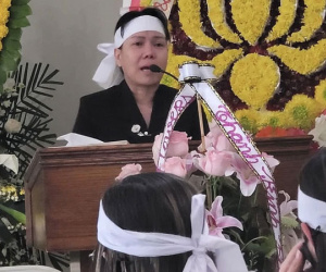 NS Việt Hương khóc đến mắt sưng húp, tiều tuỵ trong ngày tiễn đưa mẹ nuôi về nơi an nghỉ cuối cùng ở Mỹ!