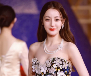 Địch Lệ Nhiệt Ba rơi chiếc khuyên tai giá bằng nửa căn nhà, khoảnh khắc mất đồ leo thẳng lên hot search
