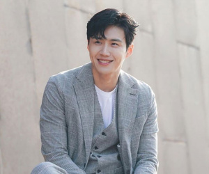 Kim Seon Ho - Tài tử chấn động Kbiz vì ép bạn gái phá thai: Nam thần nhút nhát vì mẹ bị đâm, quỳ gối van xin dù bị 'cắm sừng'