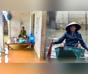 Cuộc sống đảo lộn của người dân Hà Nội những ngày sống chung với lũ: Dùng thuyền tự chế để di chuyển, cả gia đình phải đi sống nhờ