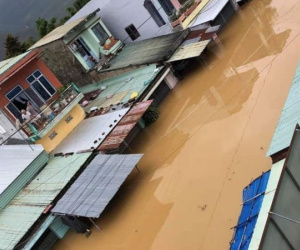 Miền Trung ngập lụt nghiêm trọng, tàu hàng có 8 người Trung Quốc mắc cạn, 3 người mất tích chưa tìm thấy
