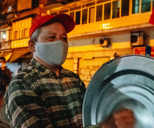Người dân gõ mâm, phất cờ hò reo, mừng khoảnh khắc BV Việt Đức dỡ cách ly: 'Mong rằng từ ngày mai cuộc sống sẽ trở lại bình thường'