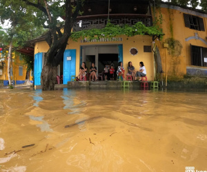 Những hình ảnh đau lòng ở Hội An: Vừa đìu hiu vì dịch Covid-19, phố cổ lại chìm trong nước lũ