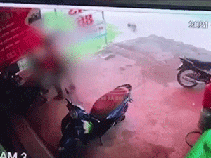 Kinh hoàng clip đối tượng dùng búa phang hàng chục nhát vào đầu người đàn ông đang chơi cờ, rồi chạy xe đi đầu thú