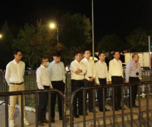 Dàn lãnh đạo hãng hàng không TQ đứng run cầm cập dưới trời 0 độ C vì một bức ảnh nữ tiếp viên