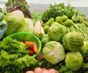 Rau xanh tăng giá mạnh, bà nội trợ kêu trời 'đắt hơn thịt'
