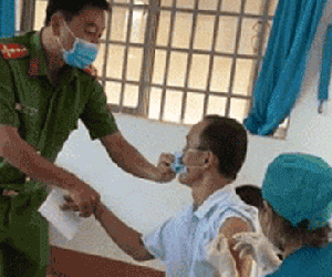 Chiến sĩ công an nắm tay 'thân mật' người đàn ông ở điểm tiêm, ánh mắt trao nhau chiếm trọn chú ý
