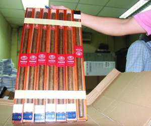 Bắt lô xì gà, hàng hoá tiền tỷ nhập lậu về sân bay Nội Bài