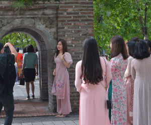 Hà Nội thời tiết bất ngờ nắng đẹp, chị em tíu tít 'bung lụa' với áo dài nhân ngày Phụ nữ Việt Nam