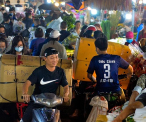 Chợ hoa lớn nhất Hà Nội ngày 20/10: Người dân ùn ùn đi mua hoa khiến cả đoạn đường ùn tắc dài trong đêm