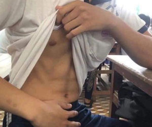Nam sinh đến lớp vạch áo lên cho bạn cùng bàn xem mà thở không nổi: Ối giời ơi, gì mà 'mlem' thế này!
