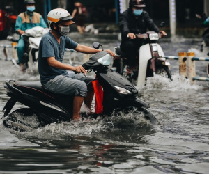 Ảnh: Hàng loạt tuyến đường Sài Gòn ngập nặng sau cơn mưa 30 phút, người dân bì bõm đẩy xe về nhà