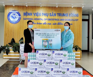 Vinamilk trao tặng 50.000 sản phẩm ColosGold cho con em y bác sĩ tuyến đầu