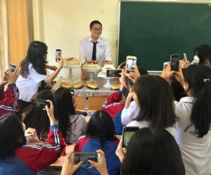 Khoảnh khắc éo le nhất 20/10: Nam sinh bỗng được cả hội chị em vây quanh chụp ảnh, nghe lý do xong mà phát ghen