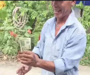 Người đàn ông cầm 'hoa tiền' tặng vợ cũng không 'choáng' bằng thái độ của con gái kề bên!