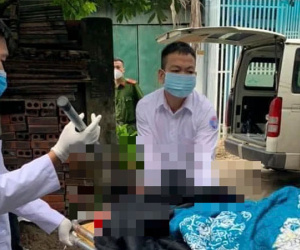 Nam thanh niên được đưa đi cấp cứu trong tình trạng dao vẫn dính trên đầu