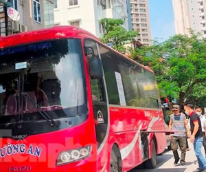 Bến xe đóng cửa, xe khách đón trả 'thượng đế' ở lòng đường