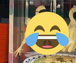 Đi mua gà luộc, anh chàng mém xỉu khi nhìn vào tư thế con gà đang treo trong tủ kính, dân mạng phán 1 câu chắc nịch