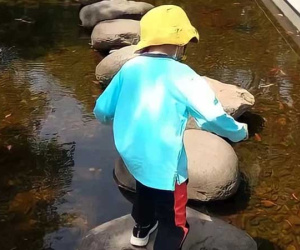 Bé trai 4 tuổi bị lạm dụng tình dục ở trường mẫu giáo trọng điểm, 'ông chú' lạ mặt trong lời kể của cậu bé khiến dư luận xứ Trung bàng hoàng