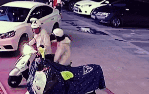 Mẹ nhanh tay kéo con trai khỏi bị xe đâm