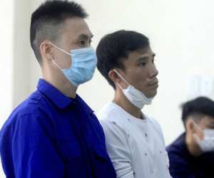 Tranh giành đón khách, nổ súng bắn đạn găm chi chít vào người đối thủ