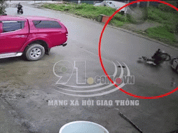 Hai thanh niên bị tông bay lên nóc ô tô, camera tiết lộ thái độ của gã tài xế