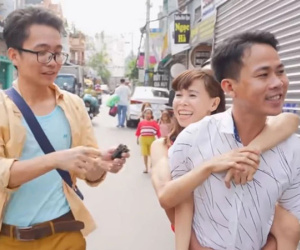 Chồng đẹp trai phải lòng vợ bại liệt, vì 2 lý do mà hứa 'anh cõng em đi khắp Sài Gòn'
