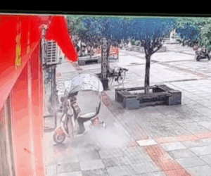 Video: Xe tay ga đang đỗ trên vỉa hè bất ngờ bốc cháy ngùn ngụt